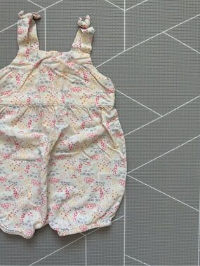 H&M|Baby girl/toddler pastel ditsy Floral Tie-Shoulder Romper in cream•••size 2T